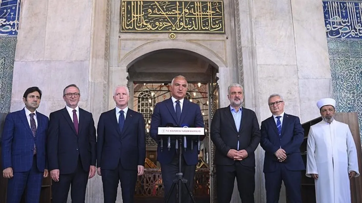 Kültür ve Turizm Bakanı Ersoy, Hatice Turhan Valide Sultan Türbesi’ni ziyaret etti