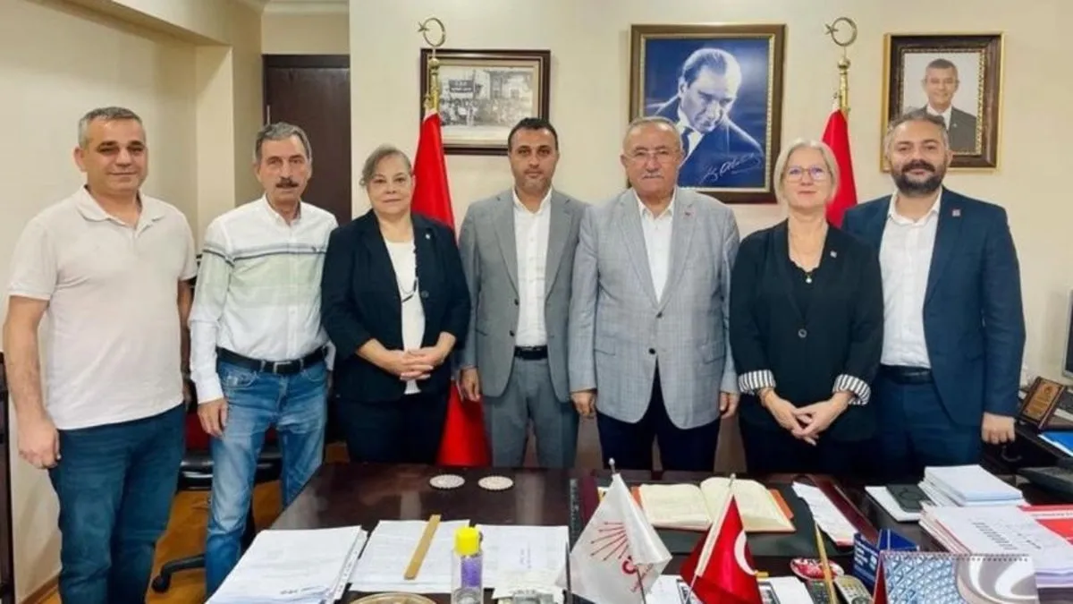 İlçe başkanı makamdan Tugay’ın fotoğrafını kaldırdı