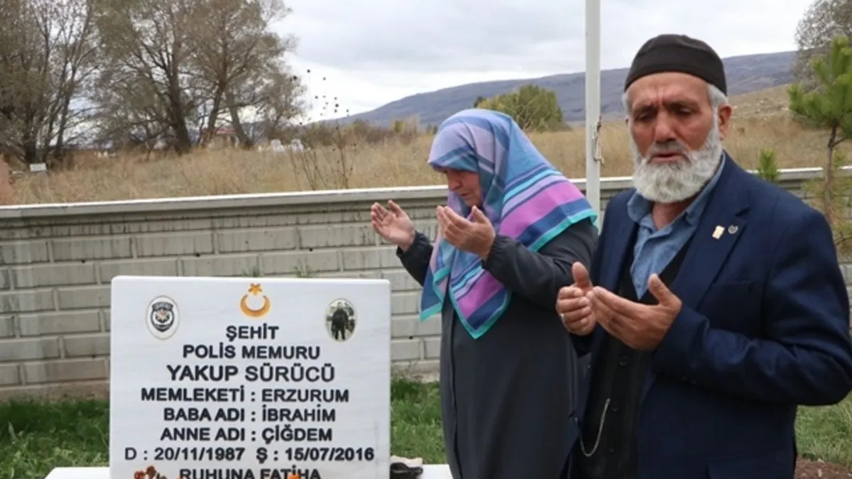 Şehit oğlunun mezarına gidip müjdeyi verdi: Oğlum, hain geberdi, kurban keseceğim!