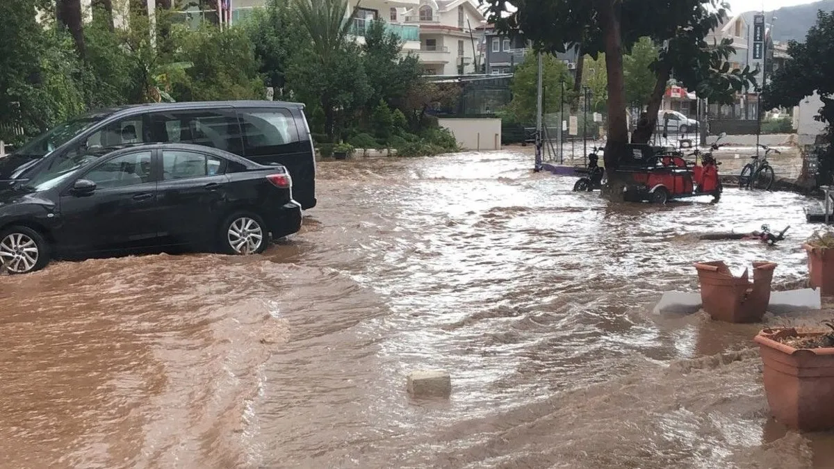 MuğlaMarmaris’i sağanak vurdu: Yollar ve caddeler göle döndü!