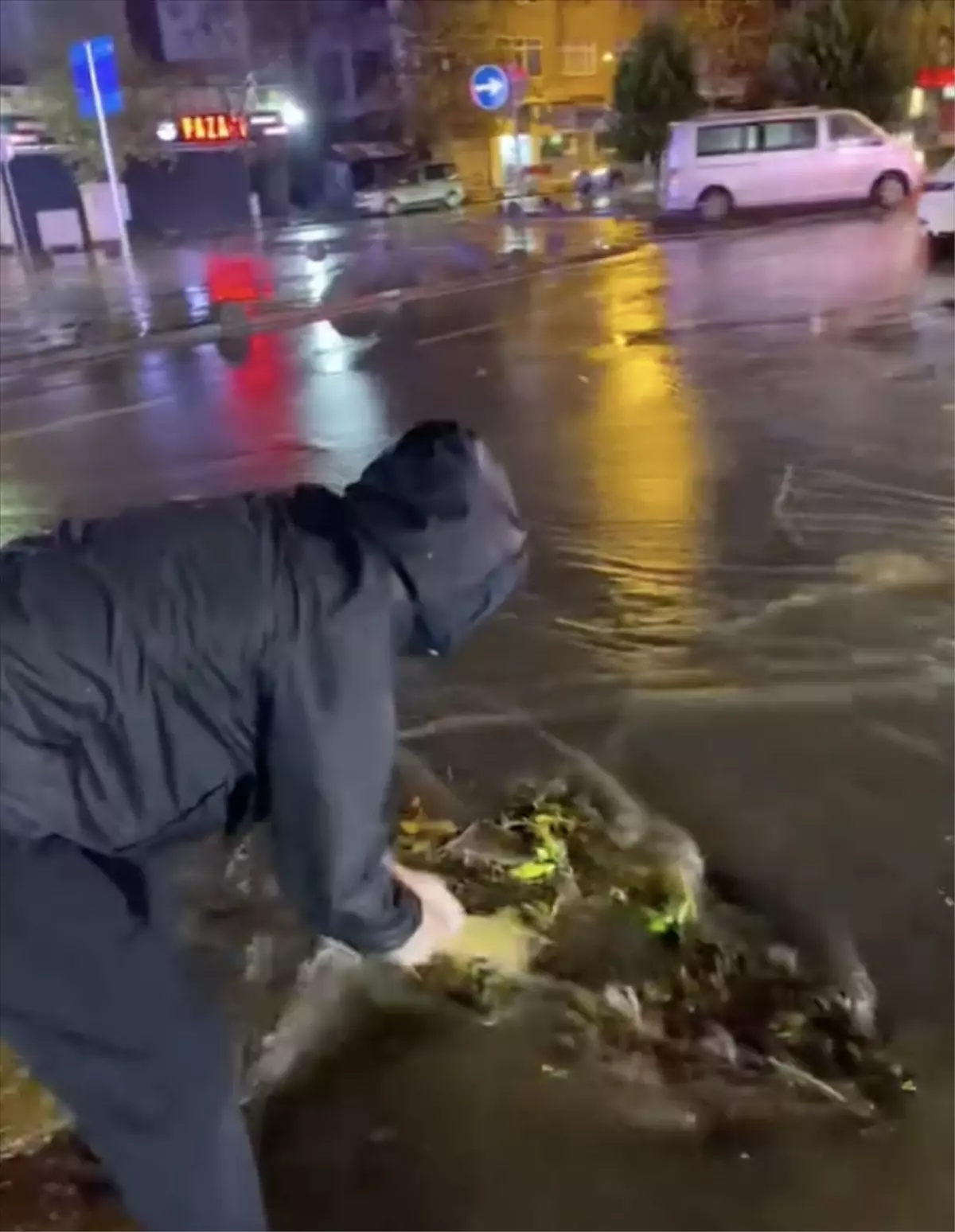 İstanbul’da Sağanak Yağış Hayatı Olumsuz Etkiledi