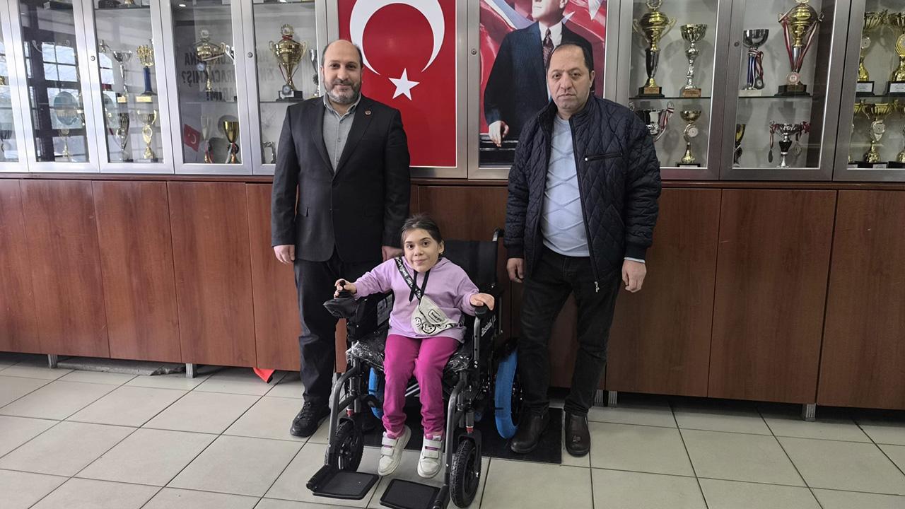 Annesinin sırtında okula giden öğrenciye ‘akülü sandalye’ hediyesi