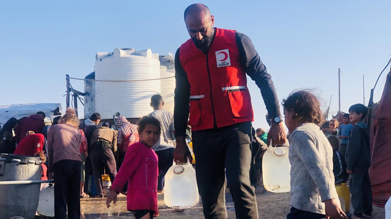 Türk Kızılay, Gazze’ye “can suyu” Suriye’ye “umut” oluyor