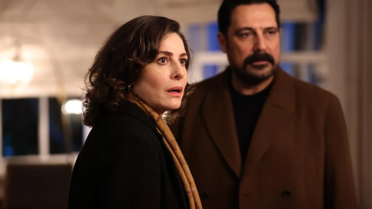 Can Borcu’nda Handan kızını vazgeçirmeye çalışıyor