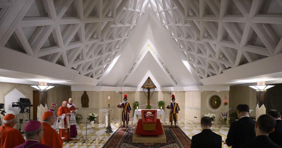 Vatikan’dan Papa paylaşımı: Açık tabut içindeki görüntüsü paylaşıldı